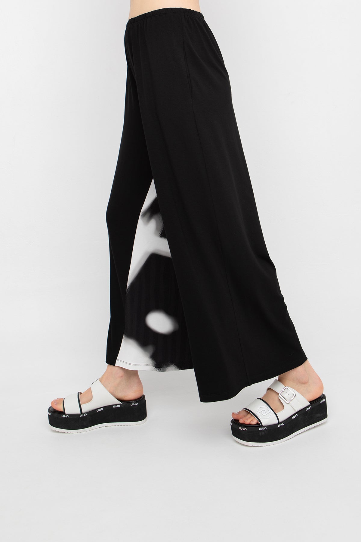 Ozai N Ku - Broek met abstracte print - Foam Black/White