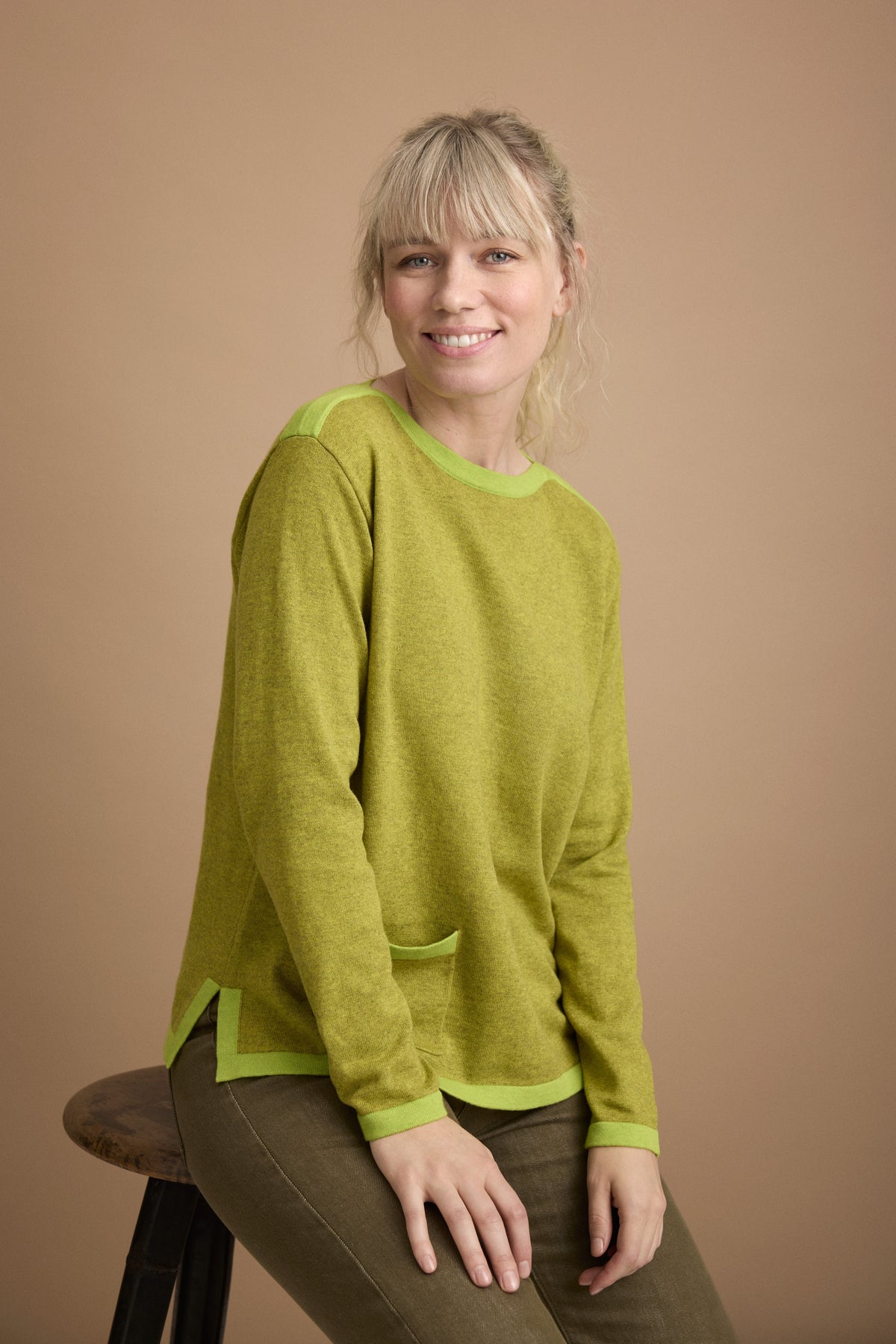Himalaya Trui Noella in Olive, gedragen door model, zijaanzicht