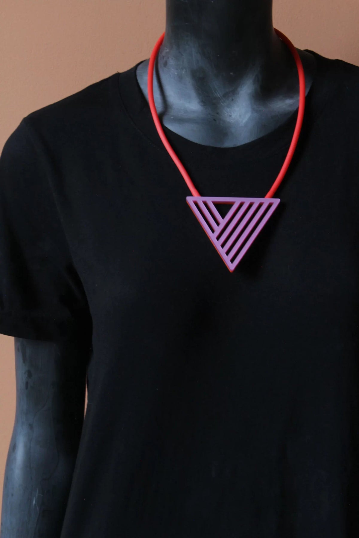 Trijn sieraden - Ketting Bauhaus driehoek (#K24-36) - Rood/Roze Rood/Magenta