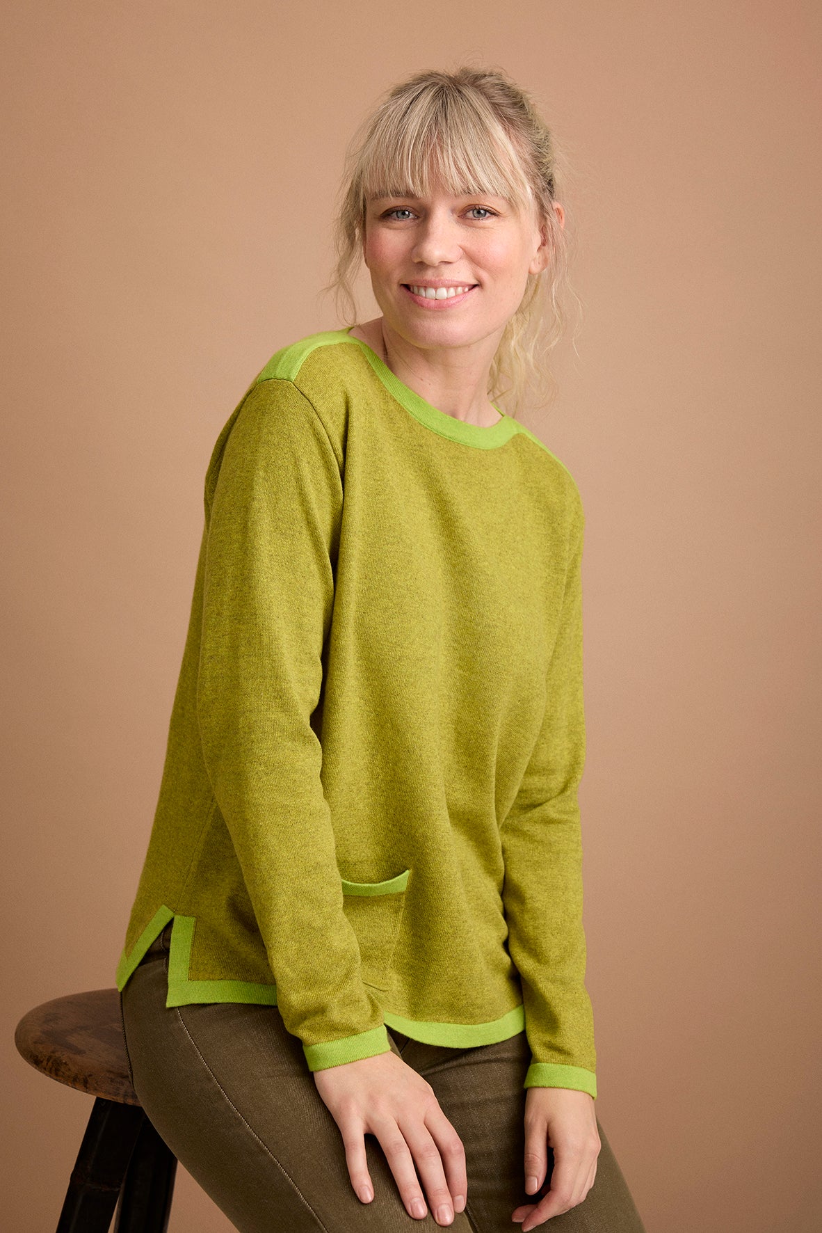 Himalaya Trui Noella in Olive, gedragen door model