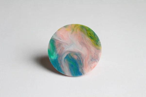 Trijn sieraden - Ring gevlekt acrylaat (#R25-1) - Roze/blauw gevlekt 3,8 cm