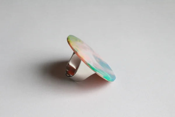 Trijn sieraden - Ring gevlekt acrylaat (#R25-1) - Roze/blauw gevlekt 3 cm